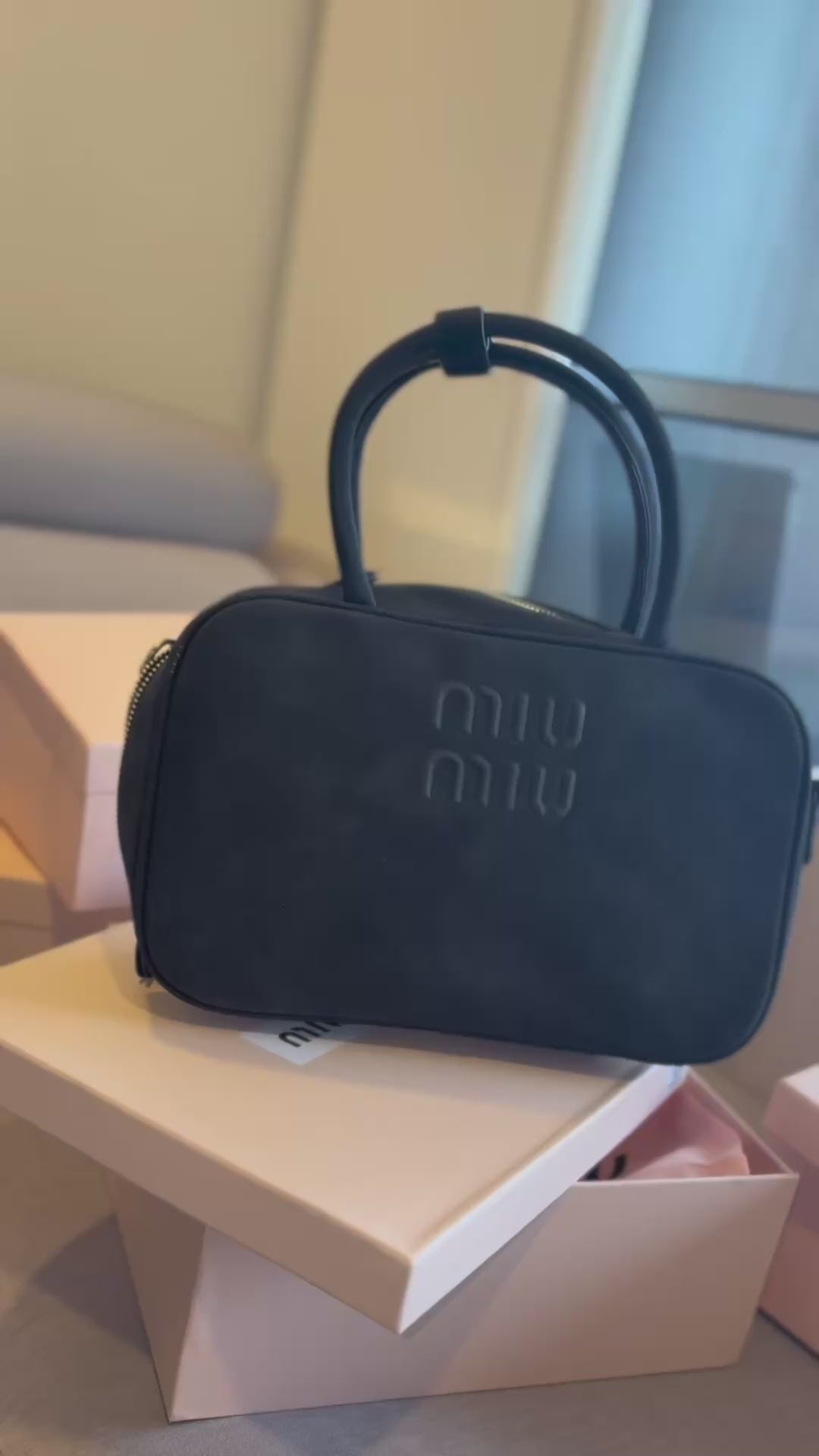 Cartera negra grande miumiu